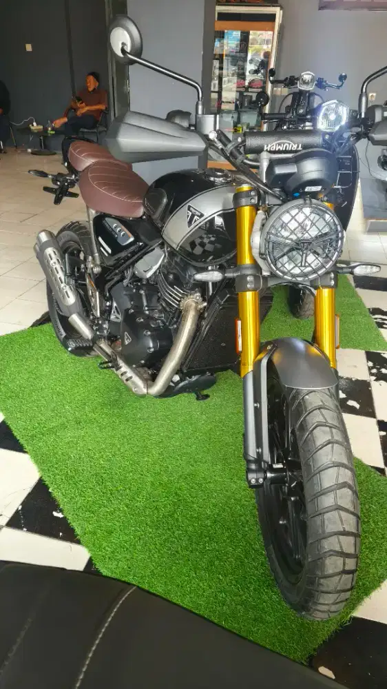 Triumph Scrambler 400x - Phantom black & Silver ice
