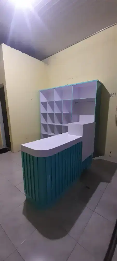Rak londri dan meja