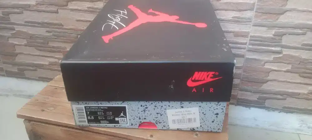 Sepatu Nike air Jordan 4 retro size 40
