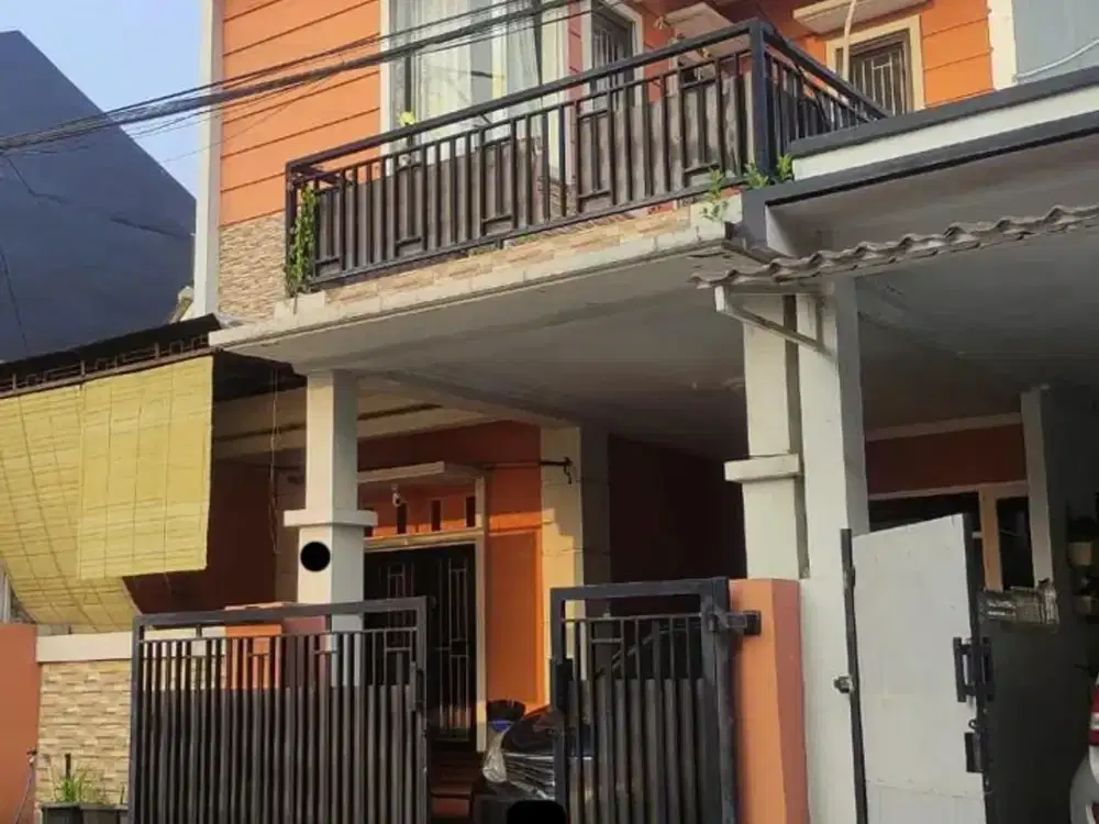 Rumah 2 Lantai 4 Kamar Hadap Taman di Taman Royal