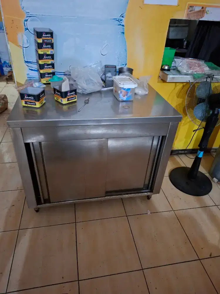 Meja kerja dapur stainless stell dengan kabinet penyimpanan