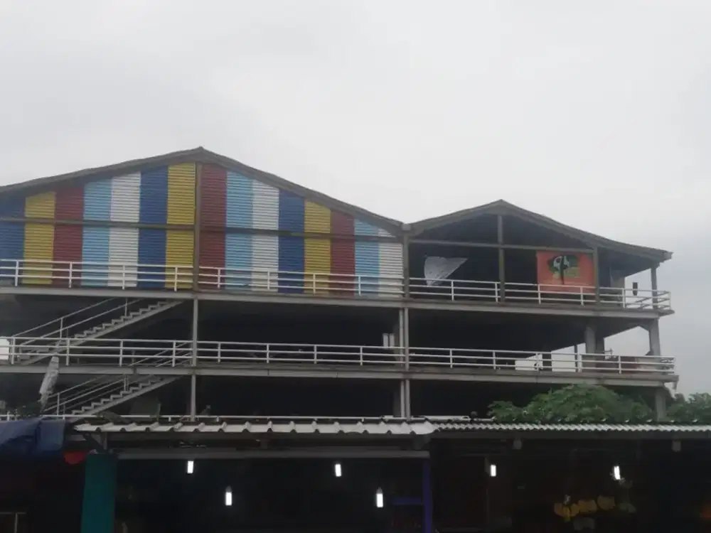 Dijual cepat!!!  Gedung Parkir  Depan Stasiun Depok Baru. Cocok untuk perkantoran, gudang, ruang serba guna, minimarket, dll.