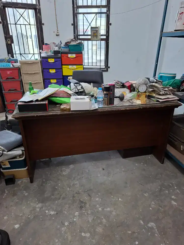 Meja kantor Direktur ukuran ( P 156 cm x L 76 cm x T 75 cm)
