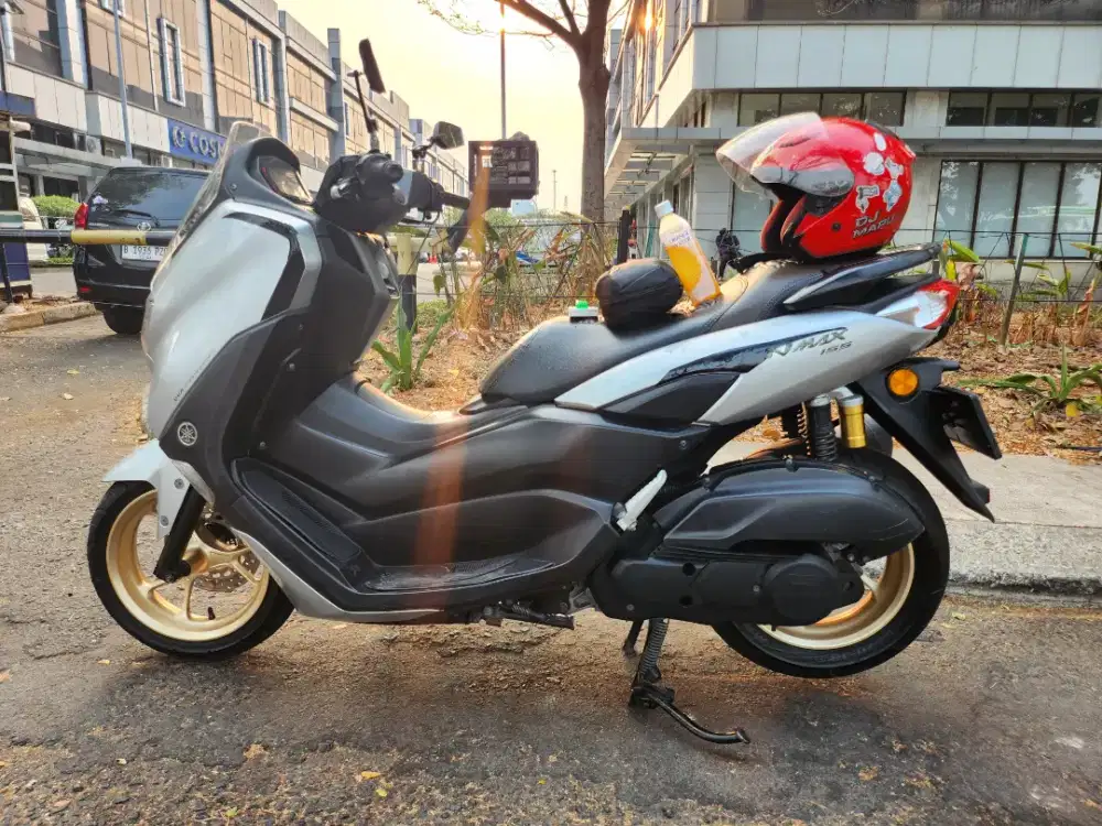 Yamaha NMAX 2021 warna Prestige Silver
fitur Connected keyles