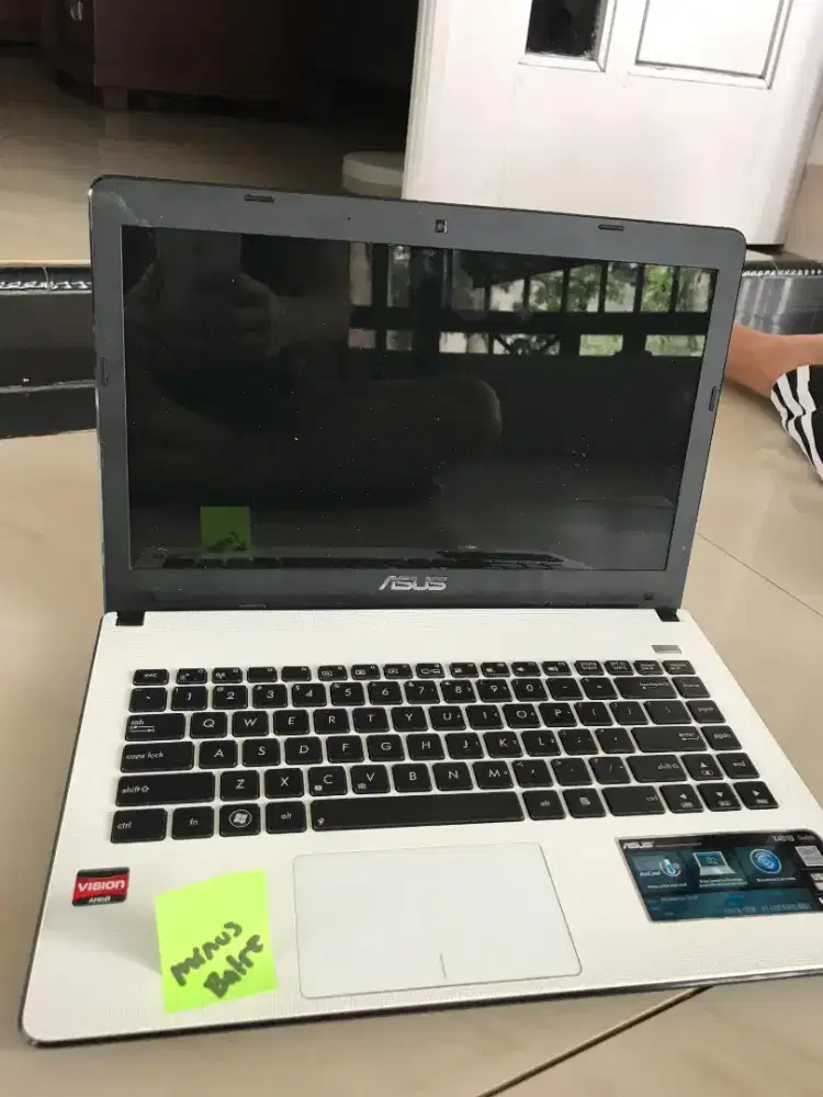 Laptop Asus warna Putih