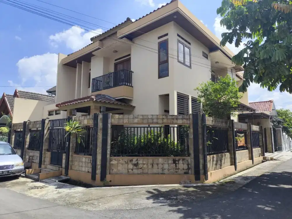 Dijual Rumah Mewah 2 Muka Jalan di Sumber Solo, 5 Kamar Tidur, Garasi 2 Mobil – 4,5 Miliar NEGO