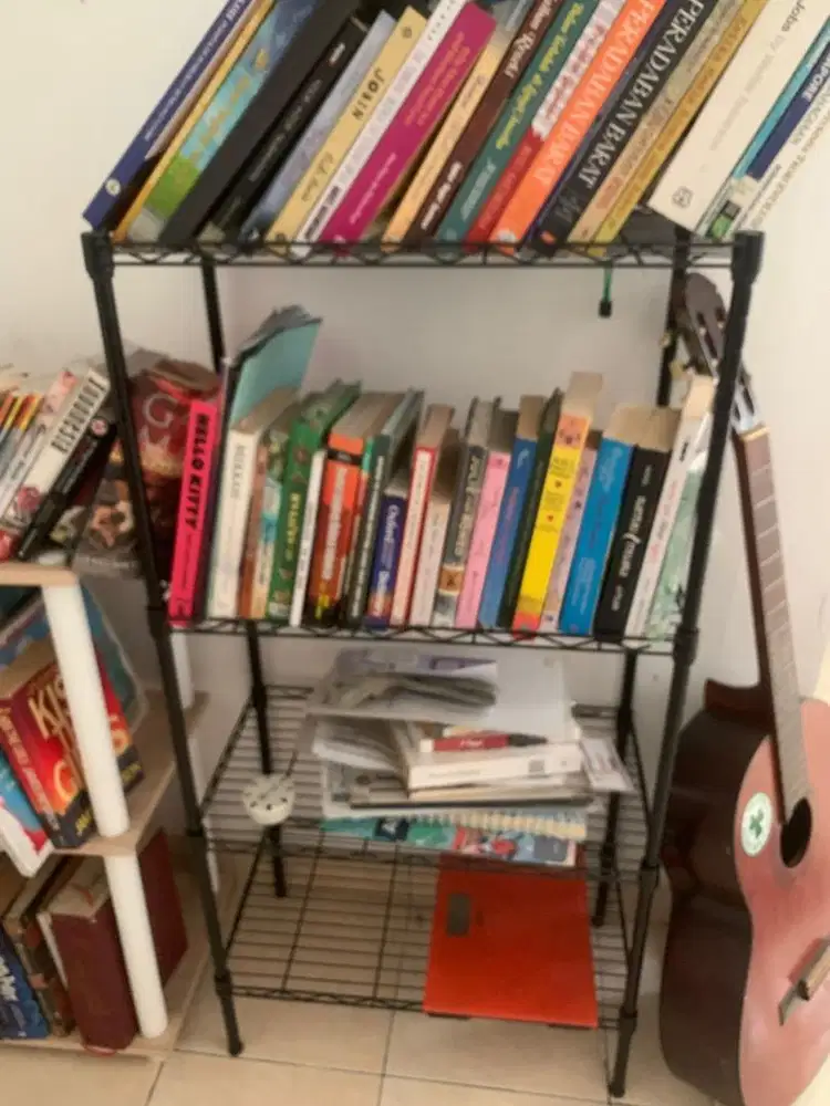 Rak buku besi hitam bagus banget jual cepat