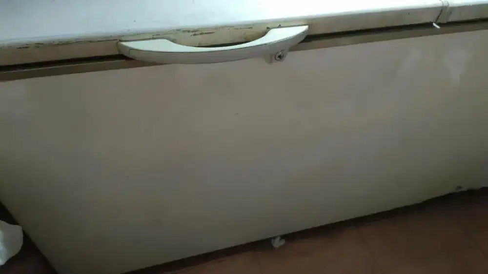 Freezer besar. 2 pintu bukaan atas