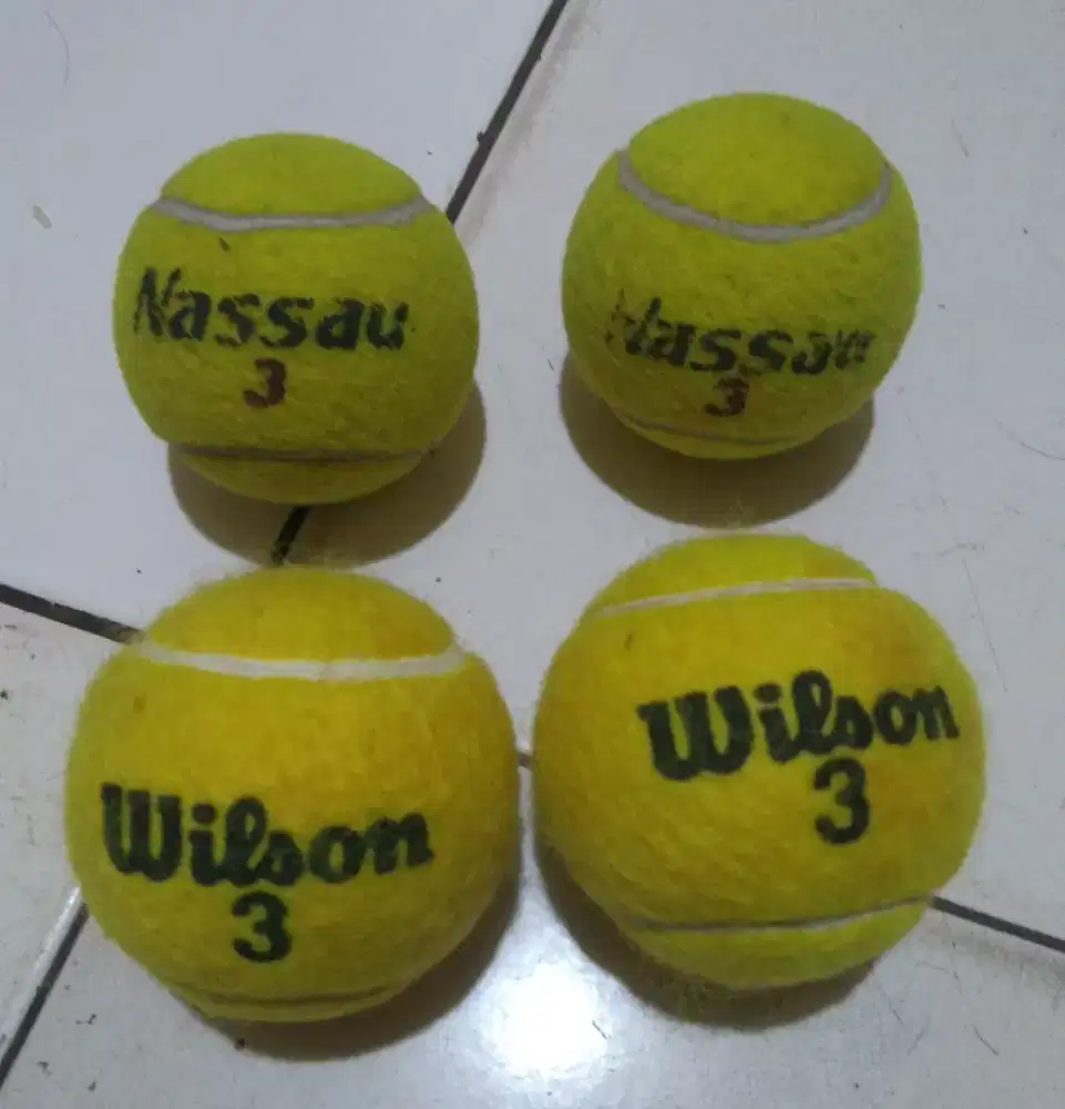Jual 4 Bola tenis merk Wilson dan Nassau .