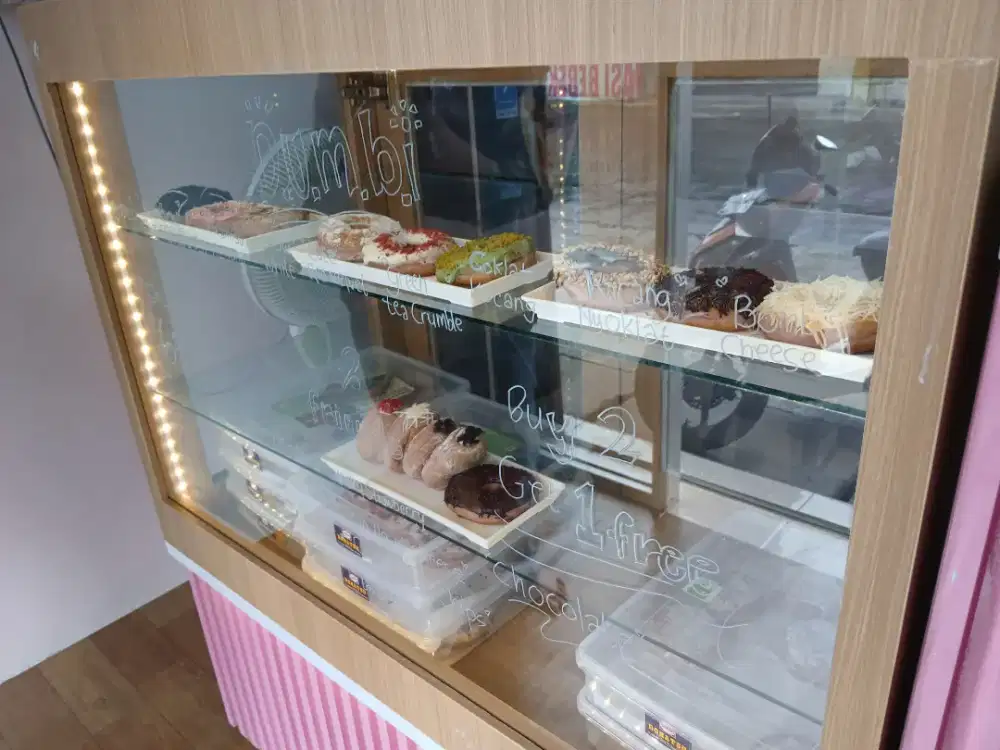 Penjaga Toko Donat