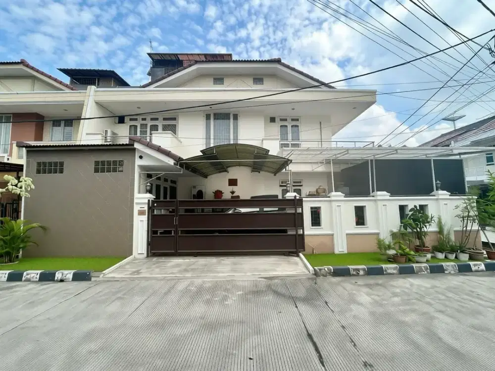 P Ivn Dijual Best Price Rumah Hoek 2,5 Lantai di Green Garden Jakarta Barat