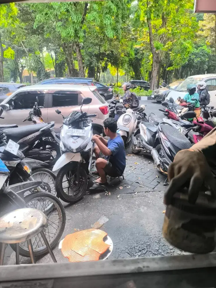 Pegawai serabutan bengkel