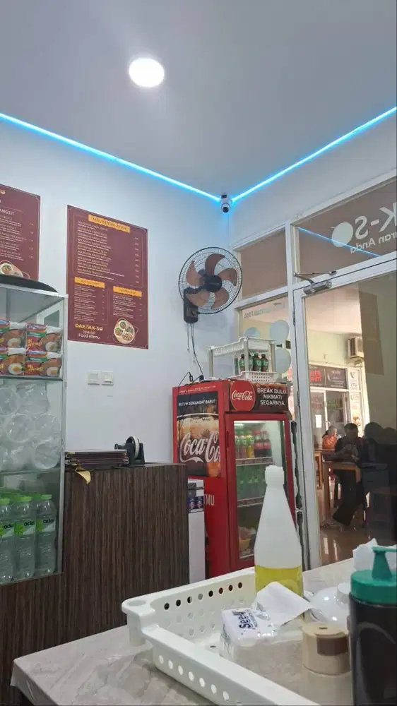 Terbuka lowongan kerja  Sebagai waiters, servers, dan admin