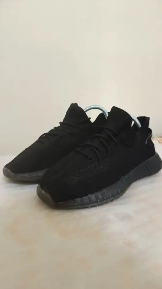 Sepatu slip on casual sport like Adidas Yeezy