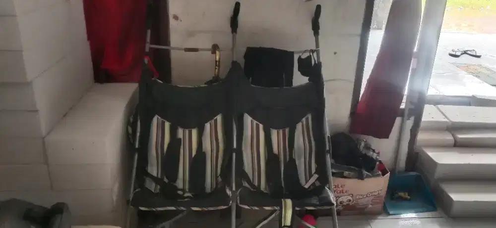 Stroller bayi kembar