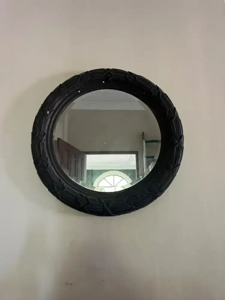 Cermin Dinding Bulat Ukir Kayu Jati