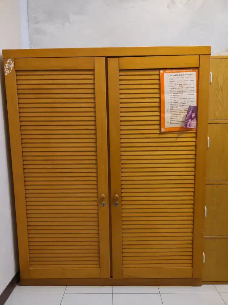 Lemari baju kayu