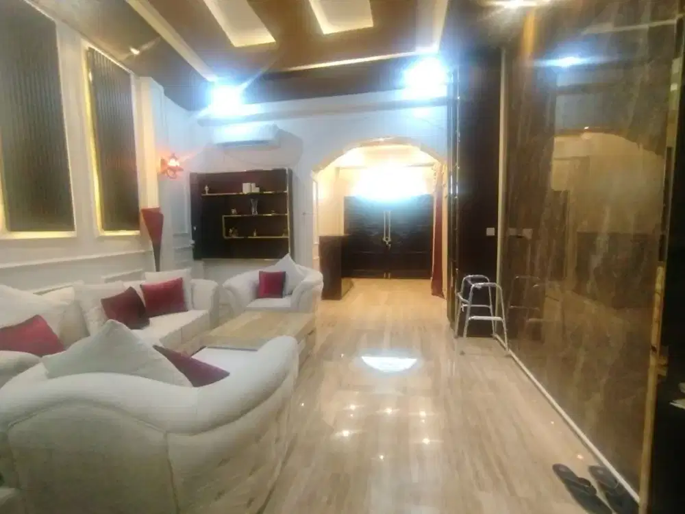 JUAL RUMAH MEWAH DI TENGAH KOTA, AREA DEKAT JL. KARIADI