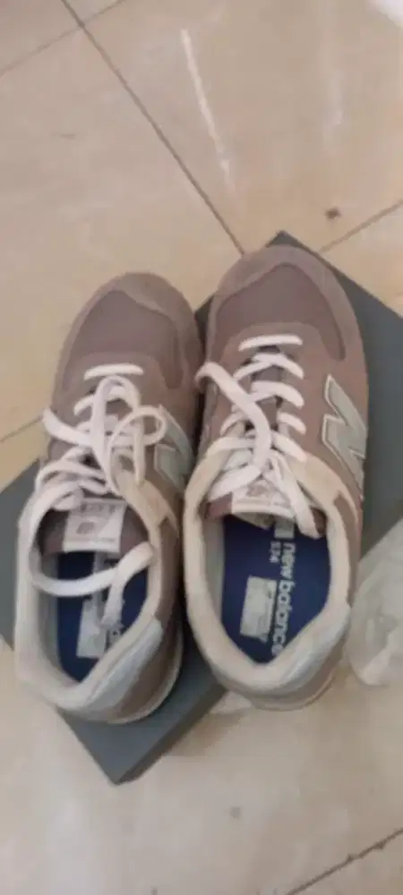 JUAL SEPATU NB 574 di jamim original masi lengkap dengan dus
