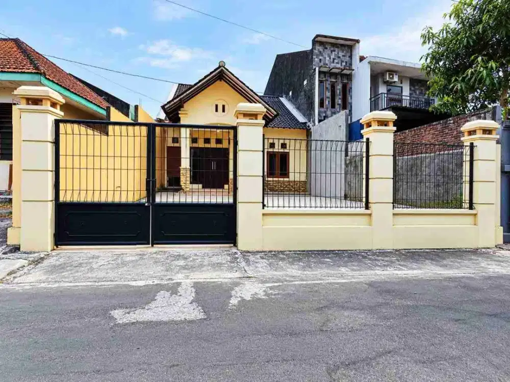 Rumah Cantik Luas Cocok Untuk Hunian atau R. Usaha di Ngadirejo Kartasura