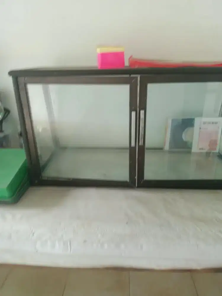 Etalase dan Rakpiring Bekas Seperti Baru dijual Murah  Nego.