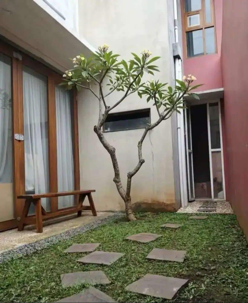 Dijual rumah siap huni 2 lantai di Jl Pleburan kota Semarang