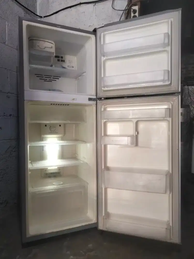 KULKAS 2PINTU ( LG )