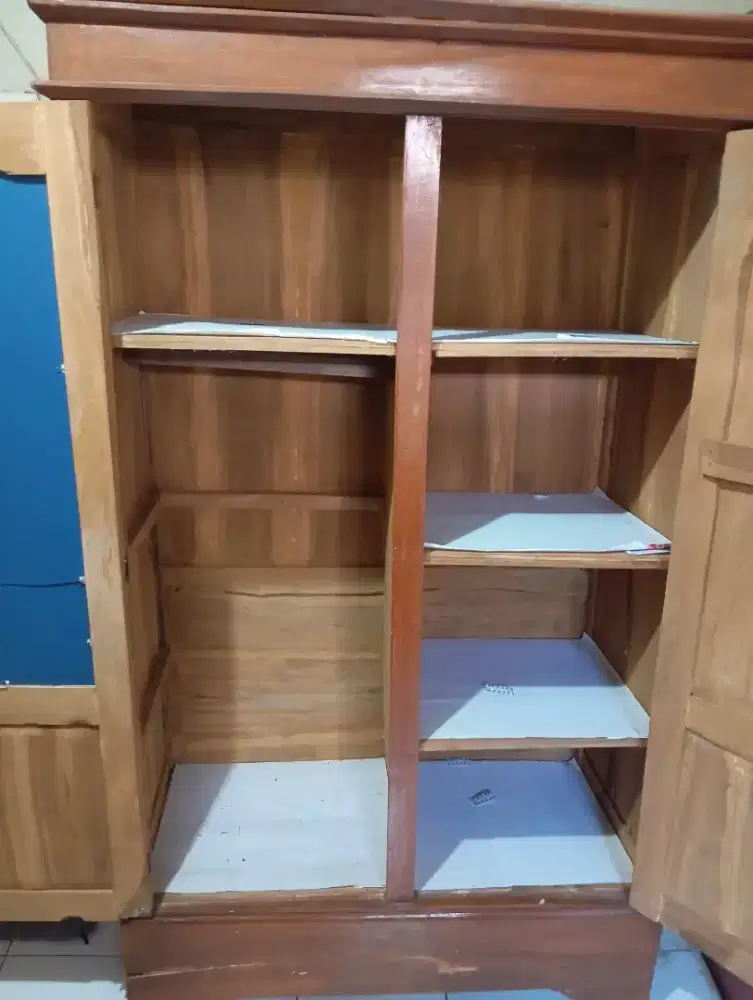 Lemari Kayu Rusak