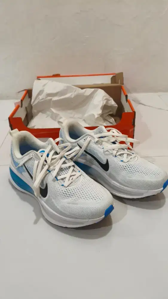 Sepatu Running Nike Vomero 18