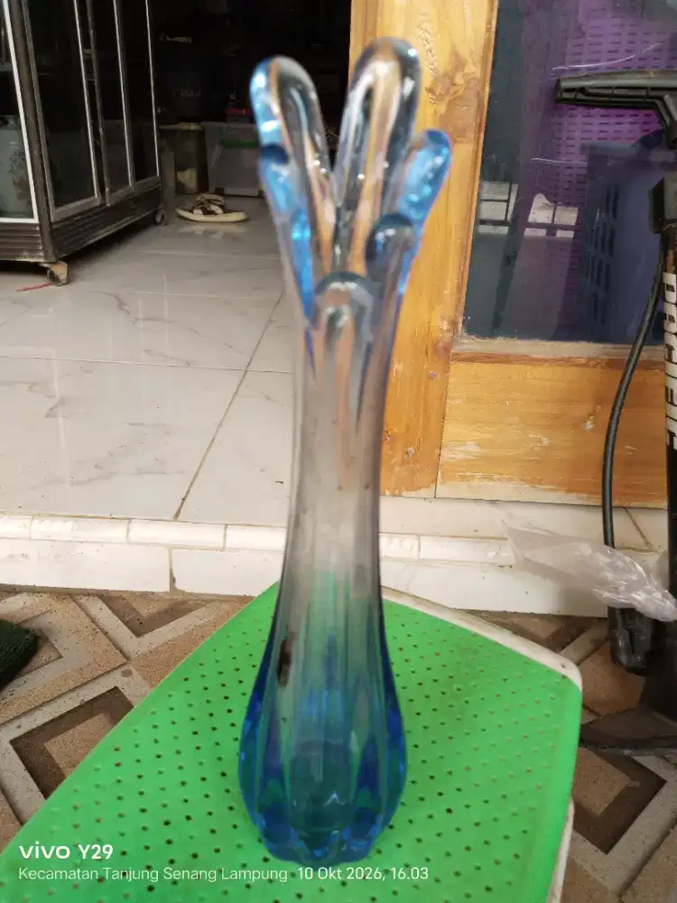 Vas bunga kaca biru