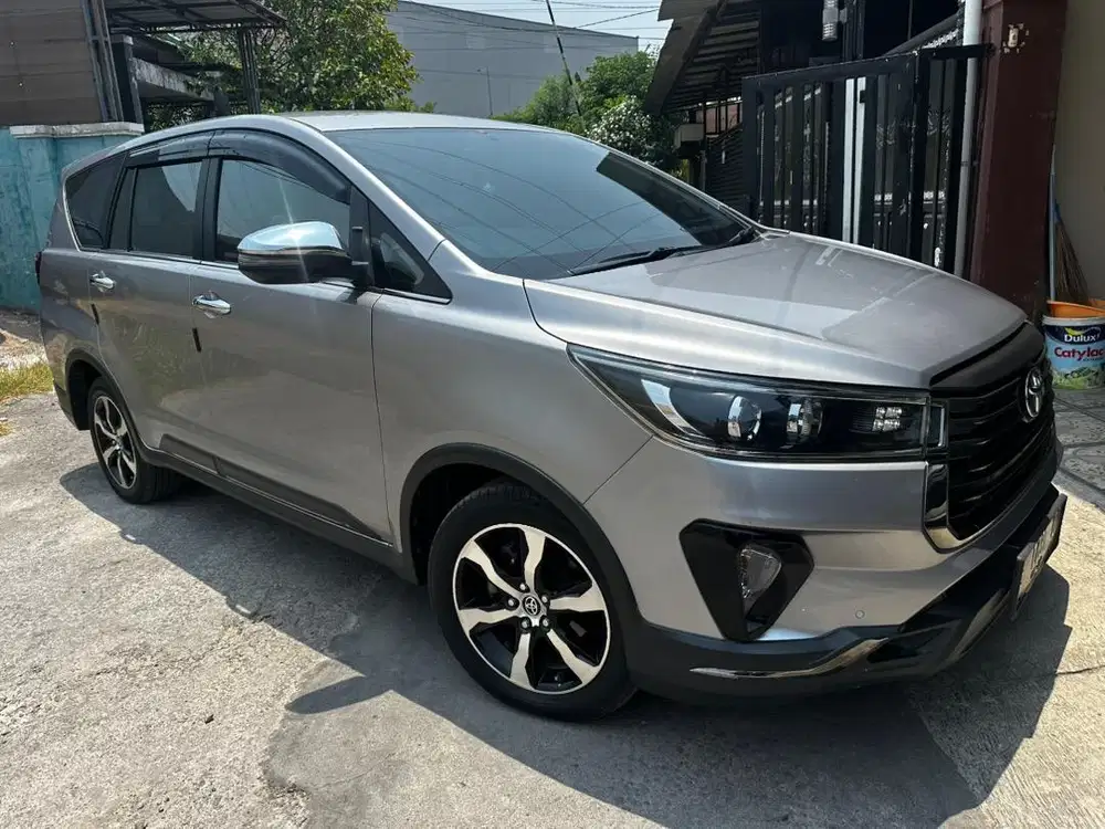 Toyota Innova Venturer Diesel 2.4 AT warna silver tahun 2021