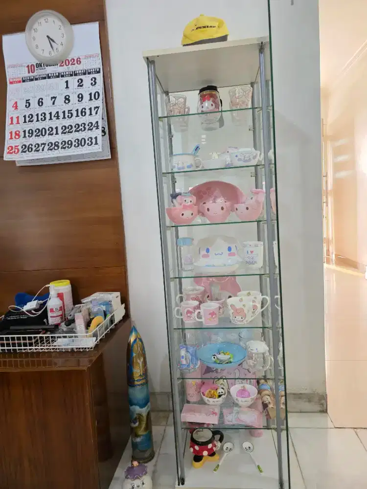 Lemari Kaca dan Isinya Asli Sanrio ada 29 pcs.