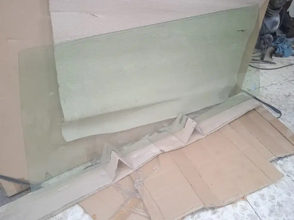 Dijual murah kaca depan L300 pick up masih bagus bs langsung dipasang