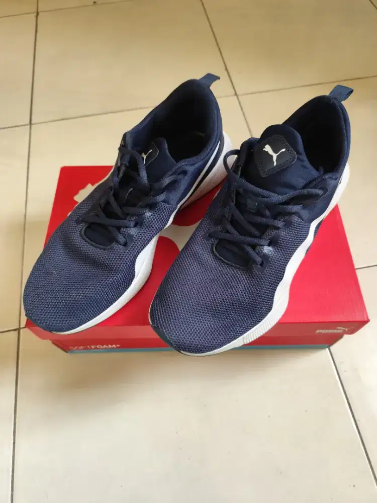 Sepatu Puma warna biru