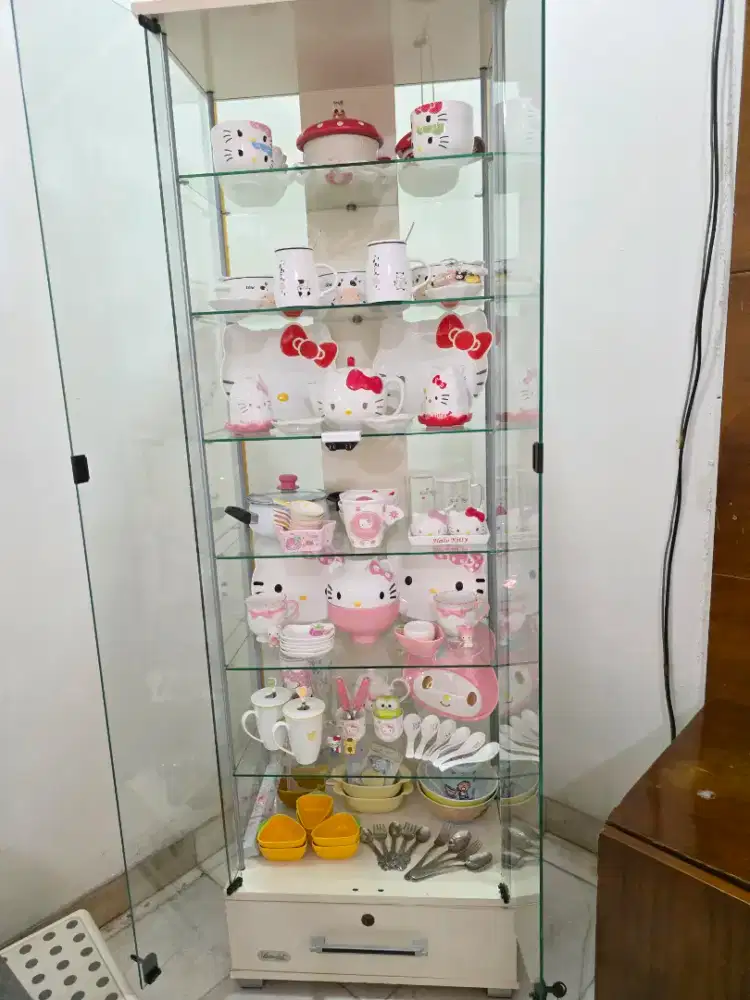 Lemari Kaca , dan isian Asli Sanrio ada 40pcs
