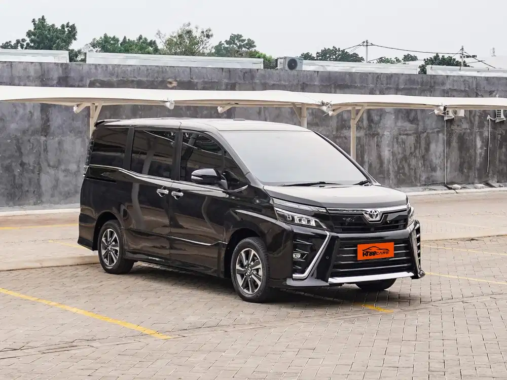 Toyota Voxy 2.0 AT 2018