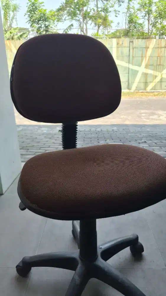 Kursi kantor empuk.