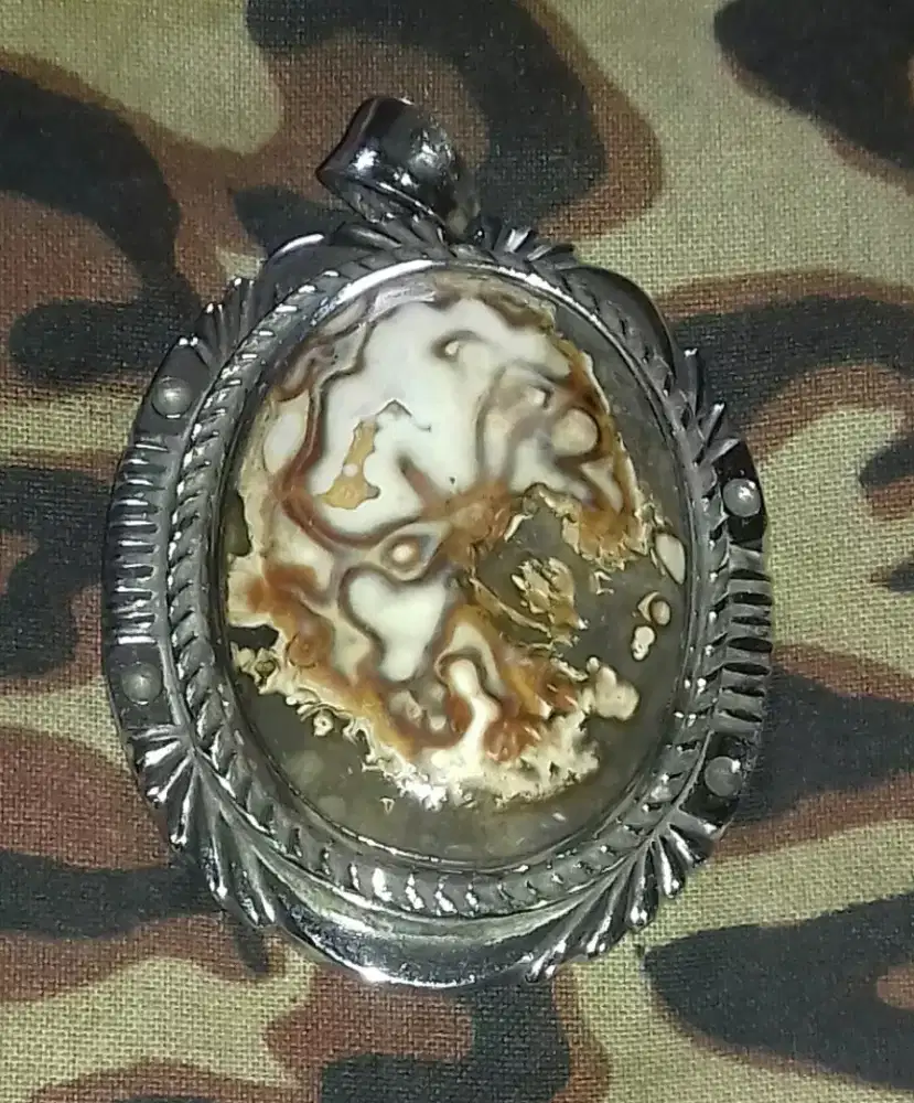 Liontin batu motif gambar