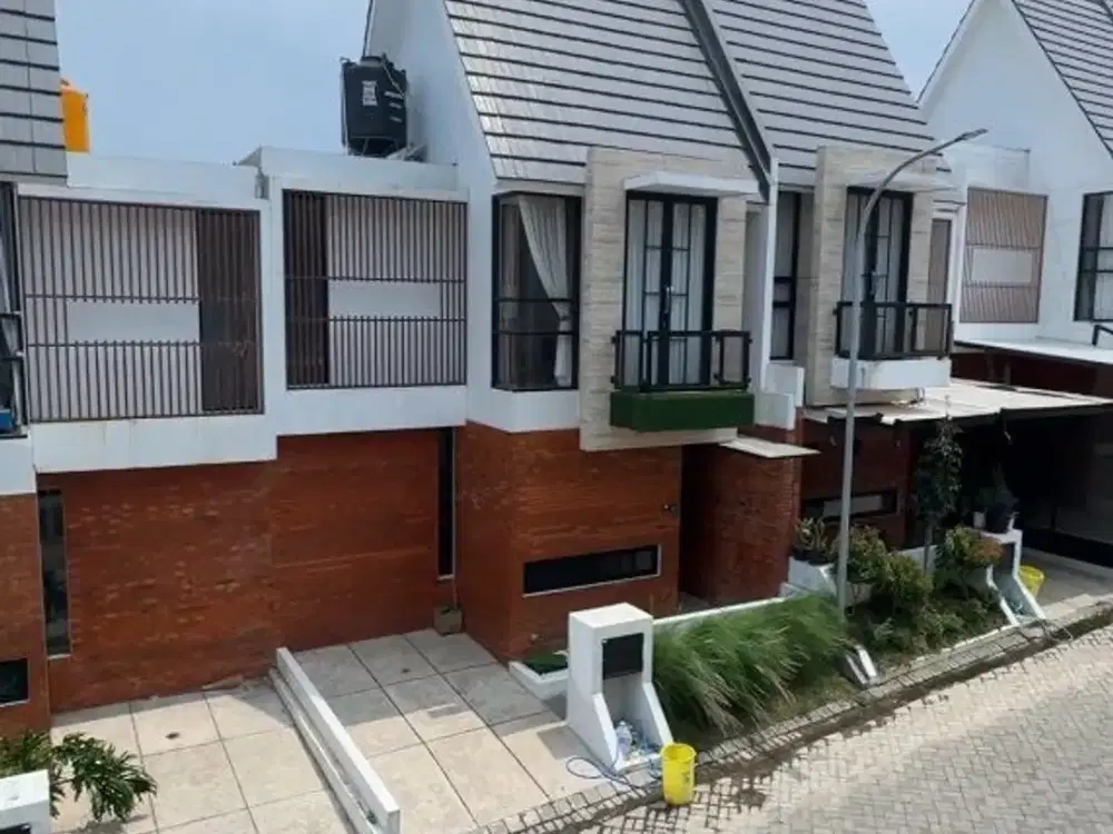 hunian villa modern dua lantai dengan pemandangan pegunungan dan udara sejuk kota batu