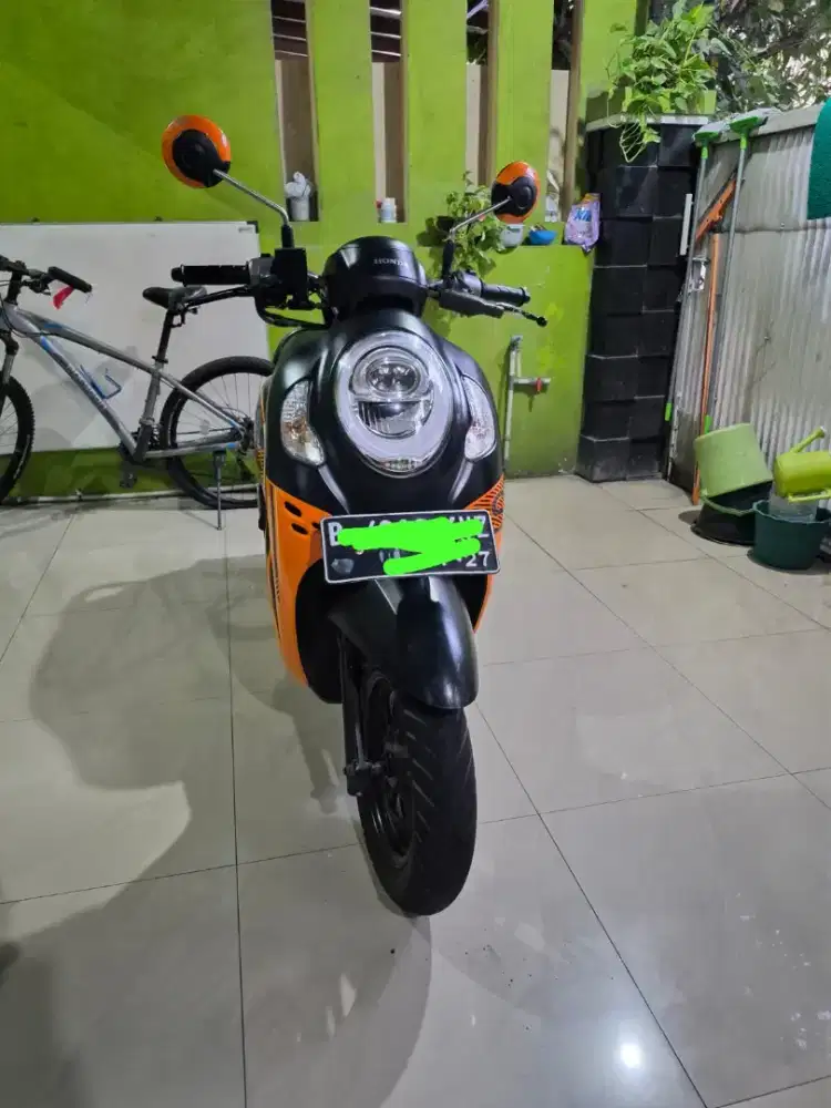 Motor Scoopy pemakai bu Guru