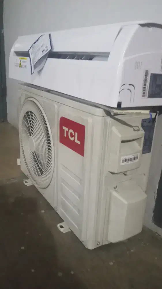 AC 1/2 pk merk TCL  masih ada garansi dari toko
