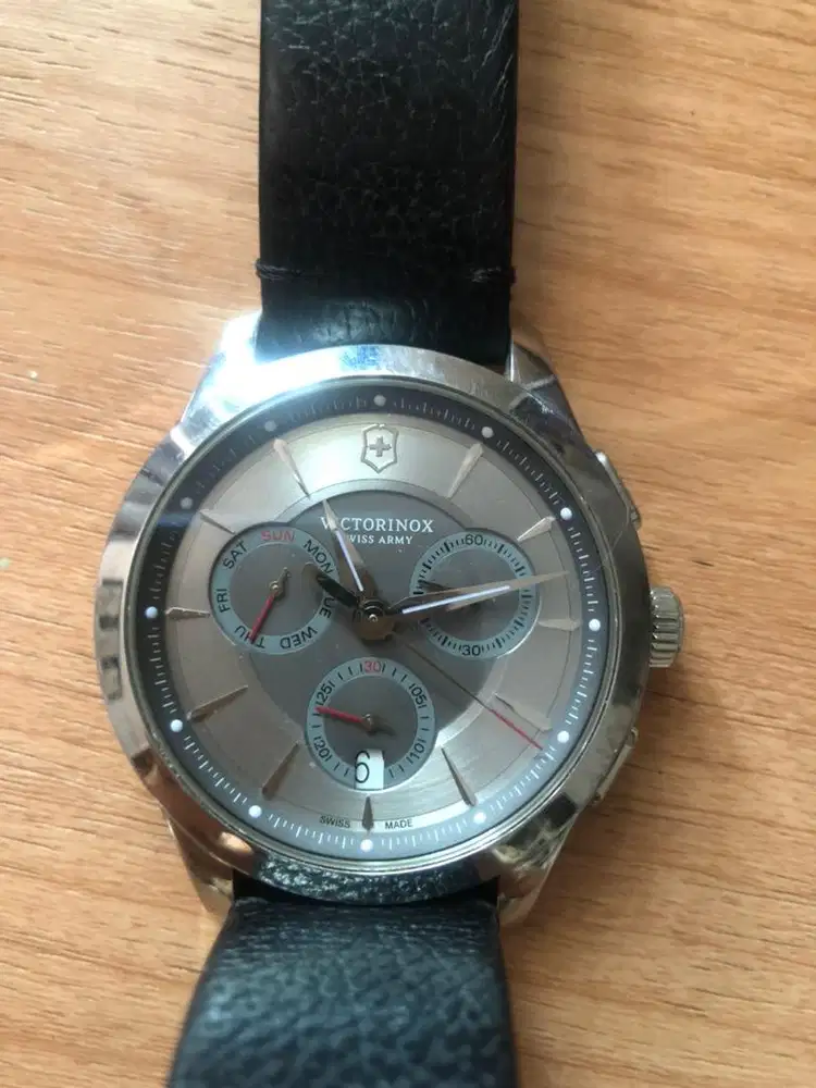 Jam tangan Watch Victorinox Swiss Army 24174 Preloved