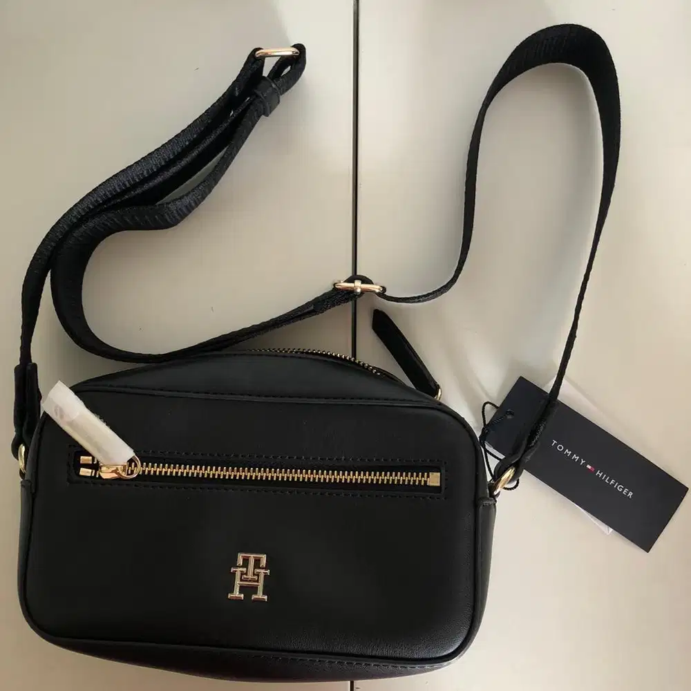 NEW WITH TAG — Tas Tommy Hilfiger Iconic Cam Bag