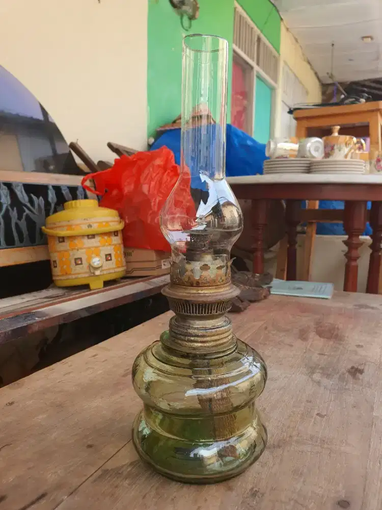 Lampu minyak Antik