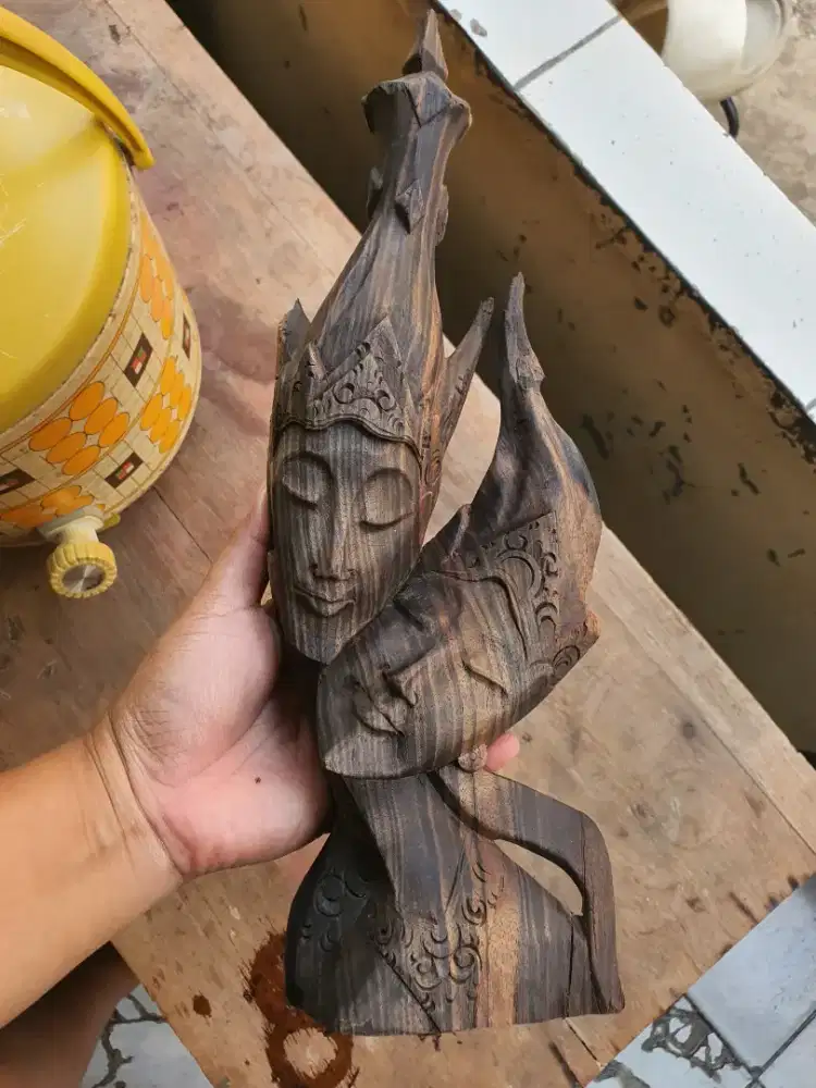 Patung kayu antik