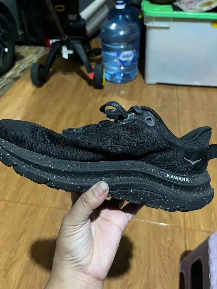 Sepatu running hoka