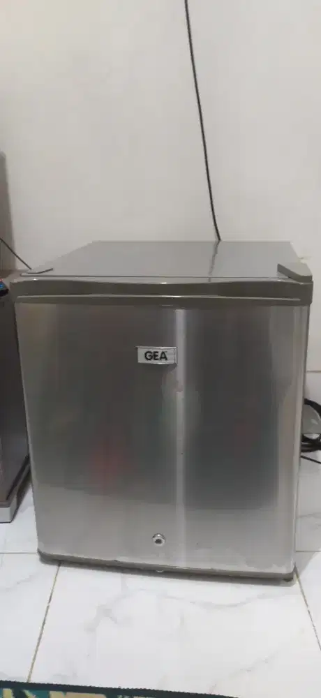 Kulkas mini merk GEA mini bar