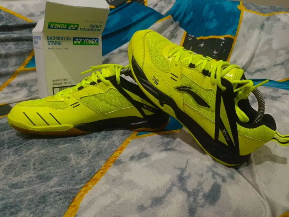 Sepatu badminton lining