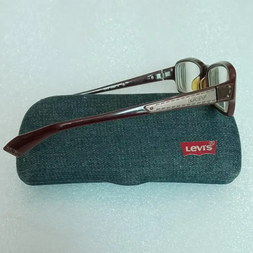 Kacamata LEVI'S