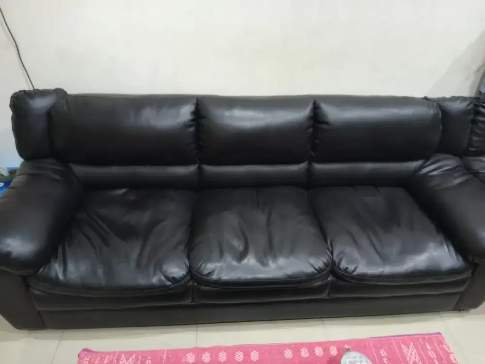 Sofa hitam masih mulus